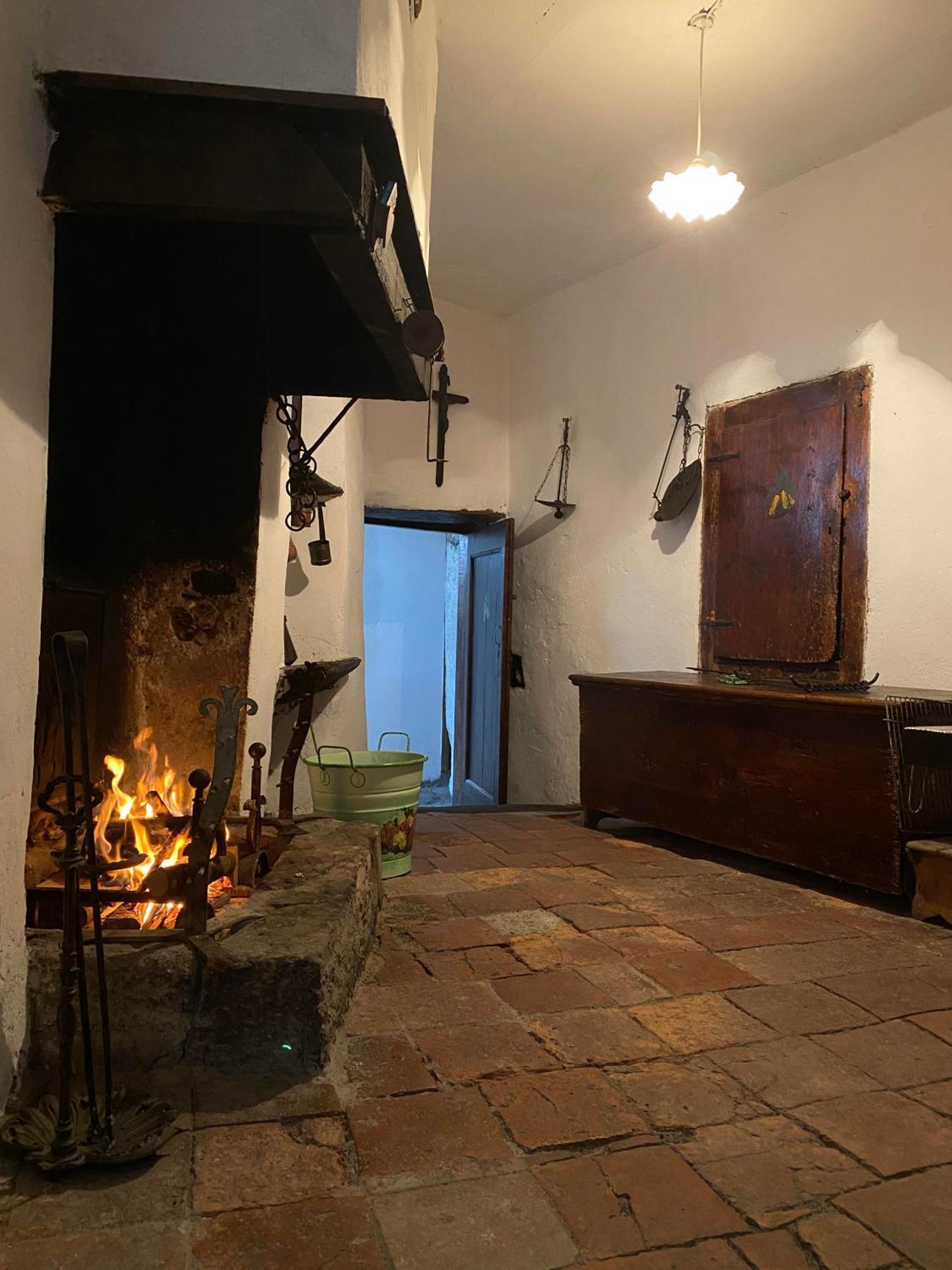 Casa Nel Centro Storico Di Borno Villa Exterior foto