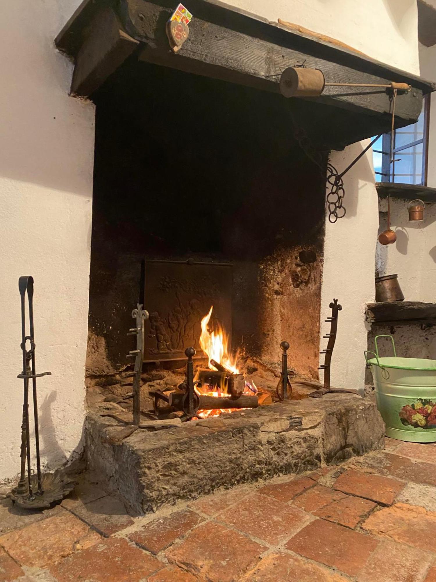 Casa Nel Centro Storico Di Borno Villa Exterior foto