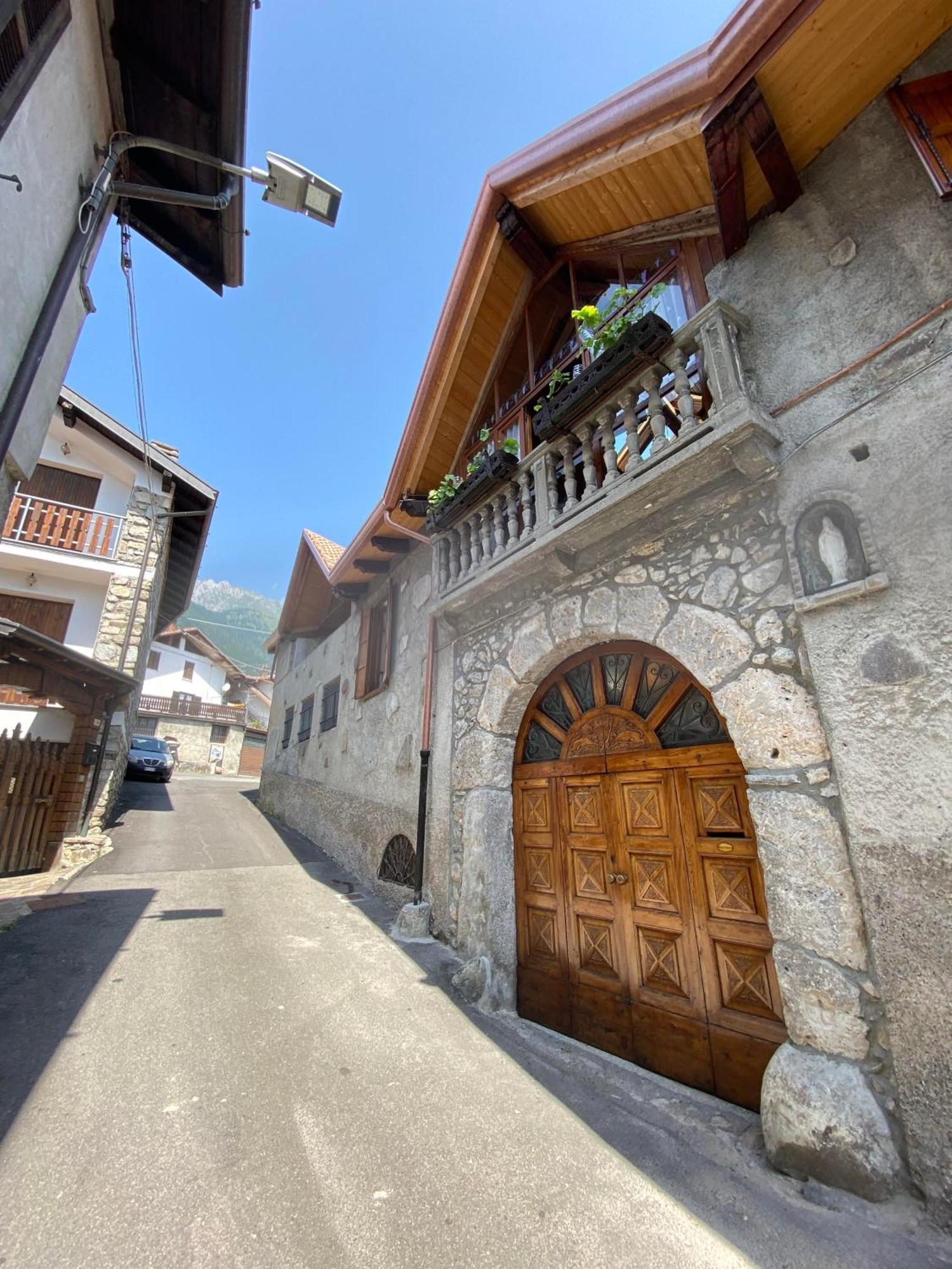 Casa Nel Centro Storico Di Borno Villa Exterior foto