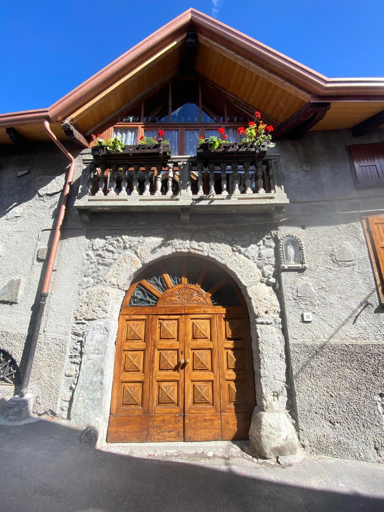 Casa Nel Centro Storico Di Borno Villa Exterior foto